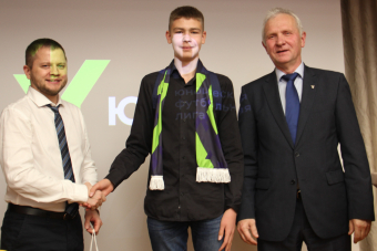 Лучший болельщик сезона ЮФЛ Сибирь получил свою награду