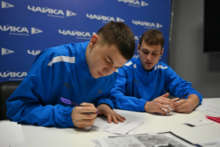 Ещё три футболиста подписали первые контракты с ФК «Чайка»